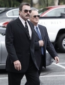 Tom Selleck en momentos en que llega al funeral de Carradine